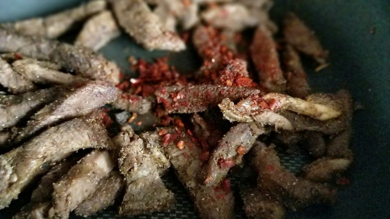 春节招待客人的健康零食~香辣牛肉干~新年新招乐过年,之后再加入辣椒粉。耗油炒2分钟。(辣椒粉的量也要根据个人喜欢来)