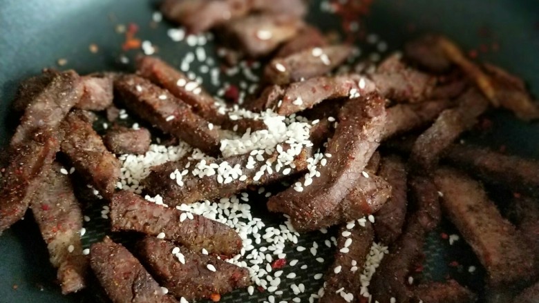 春节招待客人的健康零食~香辣牛肉干~新年新招乐过年,最后加入<a style='color:red;display:inline-block;' href='/shicai/ 678'>白芝麻</a>,小火翻炒2分钟即可出锅。