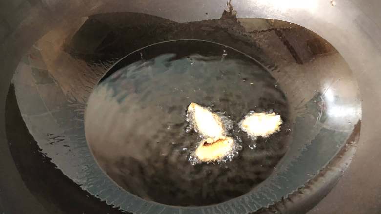茄汁大虾,热锅热油炸香姜片