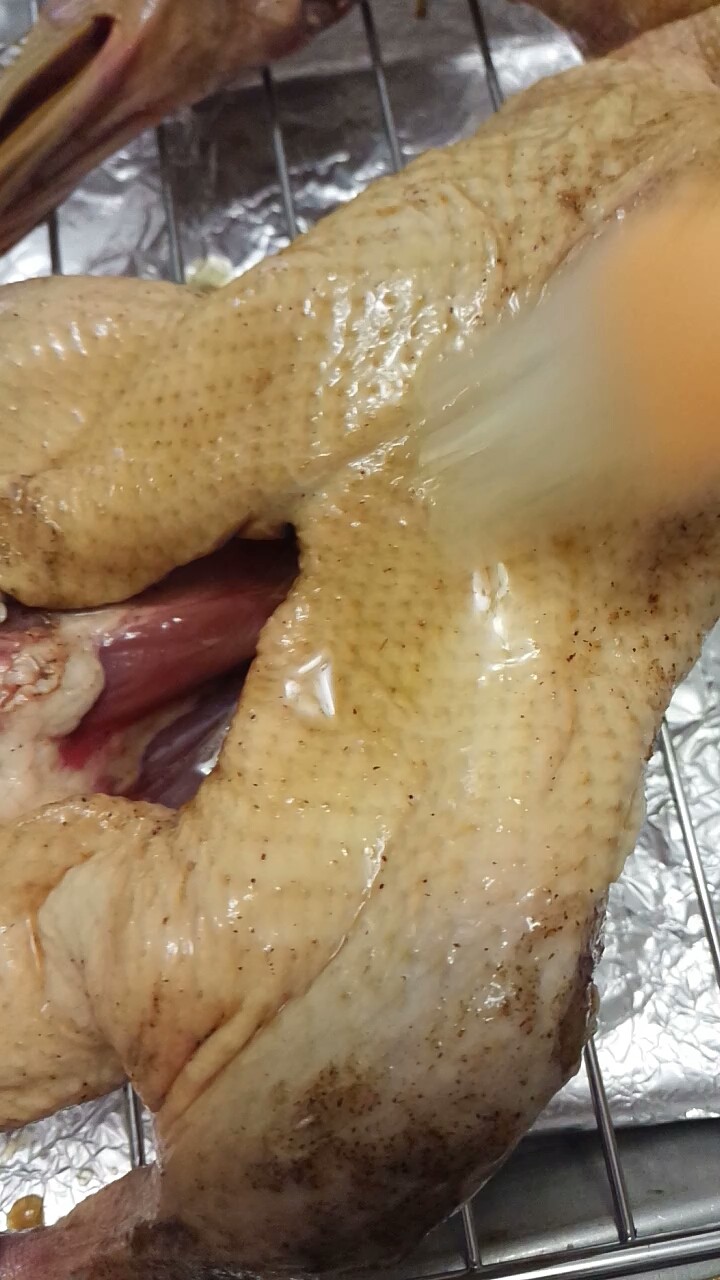 家庭自制烤鸭,将蜜水刷在鸭身上,每个角落都要刷均匀