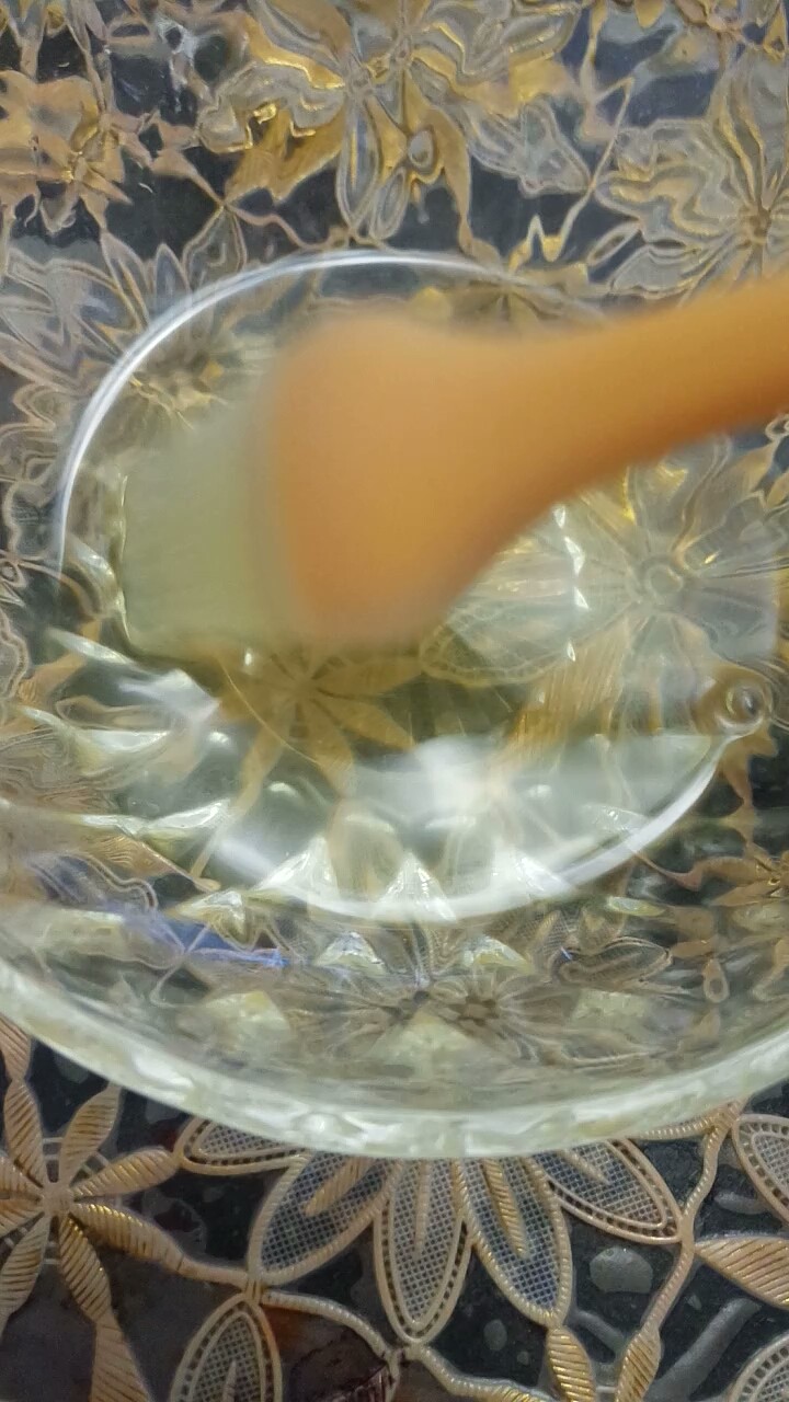家庭自制烤鸭,将二者混合均匀,用刷子沾取一些