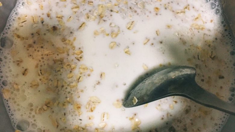 辅食10M➕:香蕉牛奶燕麦粥,搅拌均匀,开火加热牛奶,等奶锅周边出现小泡泡时,转小火,并搅拌牛奶,防止粘锅,煮三、四分钟即可。(因为是<a style='color:red;display:inline-block;' href='/shicai/ 139786'>即食燕麦</a>,不需要煮太长时间)