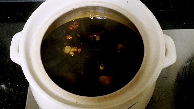 猪脚姜,姜醋煮20分钟后,加入猪手煮40分钟。