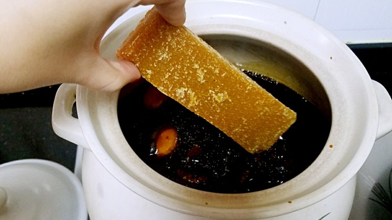 猪脚姜,最后加入红片糖。加糖前建议先尝一下味道,再加入适合自己的糖,因为每个品牌的甜酸味都是有区别的。
