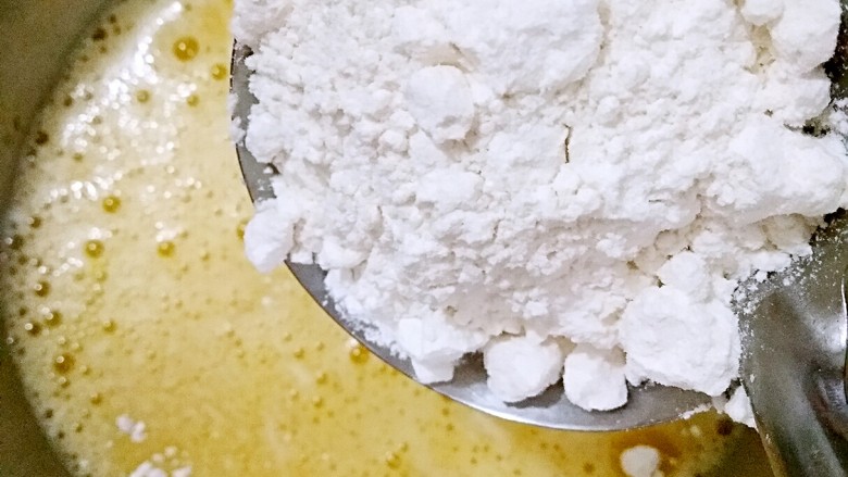 坚果无水蛋糕,在打散的蛋液中筛入150g低粉,搅拌均匀至无颗粒状。