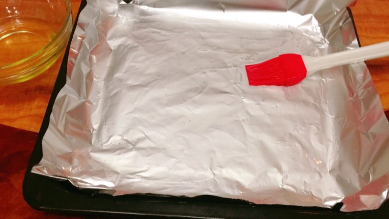 新奥尔良烤鸡翅,烤盘垫锡纸,刷一层油。