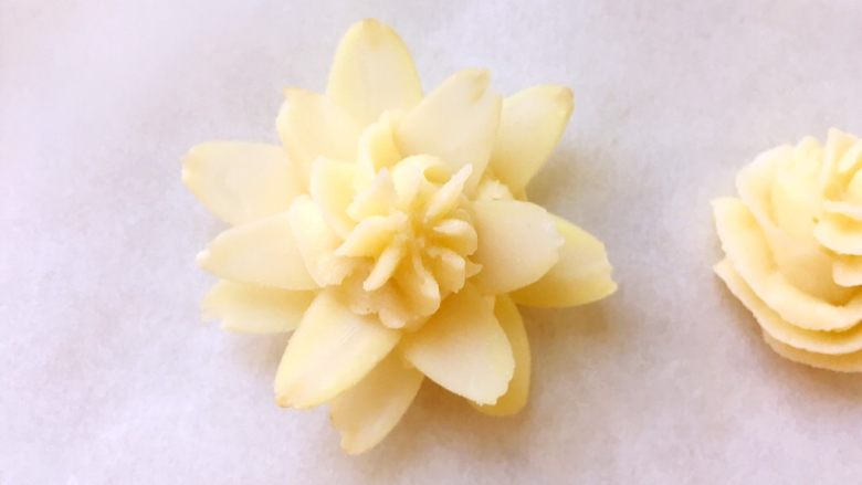 花朵杏仁塔,错开扁桃仁片,在两片的缝隙间再插一层扁桃仁片