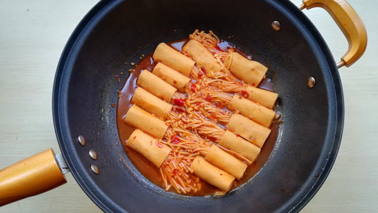 【豆皮金针菇卷】,再继续煮3分钟,关火