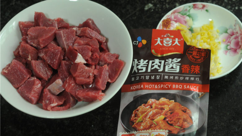秘制牛肉串,生姜大蒜都切成碎末,所有食材都处理好