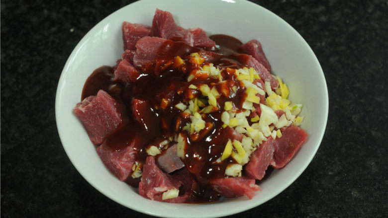 秘制牛肉串,将牛肉小块放入碗里，加入<a style='color:red;display:inline-block;' href='/shicai/ 788'>生抽</a>、<a style='color:red;display:inline-block;' href='/shicai/ 721'>蚝油</a>、盐、生姜末、蒜末、半袋<a style='color:red;display:inline-block;' href='/shicai/ 5379'>烤肉酱</a>，拌匀