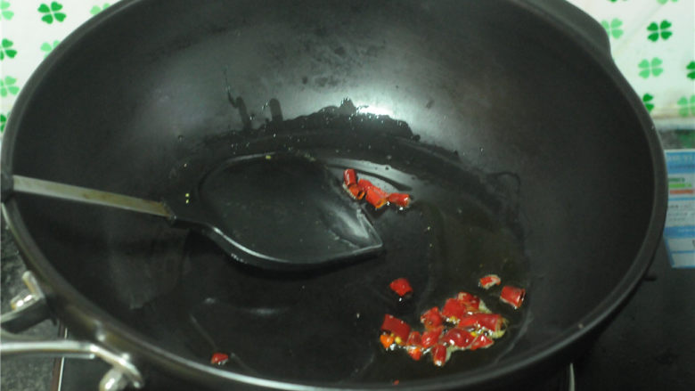 双色鸡蛋拌菜,油锅烧热,倒入少许剁辣椒炒出香味