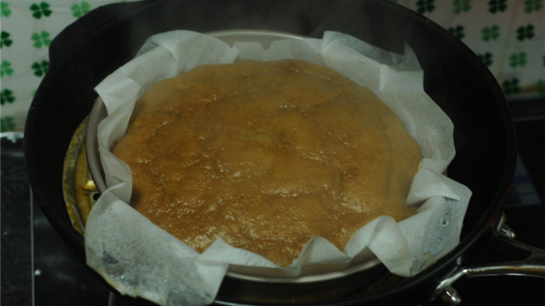 马拉糕,关火,不要打开盖子,再焖五分钟,保证马拉糕完全熟透,陶锅的蓄热性能非常好,这样做更能节省能源。也让马拉糕香味能浓郁