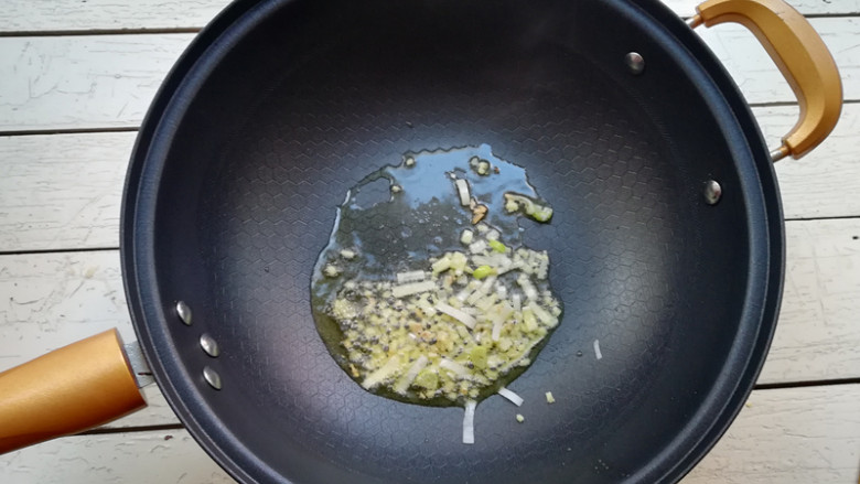 【肉末日本豆腐】,锅加油烧热,下入葱花、姜末爆香