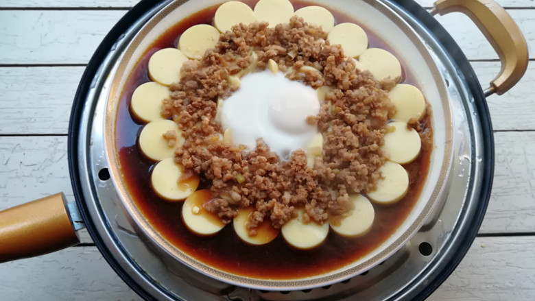 【肉末日本豆腐】,锅加水烧开,将盘子放在帘子上,盖上锅盖,烧开蒸10分钟