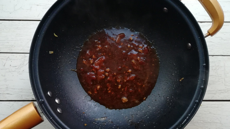 【肉末日本豆腐】,到时间后,将盘内的汤汁倒在炒勺内,加入水淀粉勾芡,待汤汁变得粘稠,关火