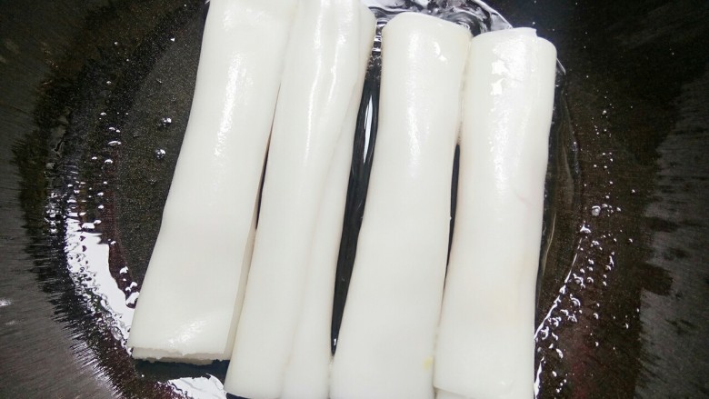 做春卷+粉皮春卷,锅里热油,油热后放入卷河粉转温火慢慢煎,
