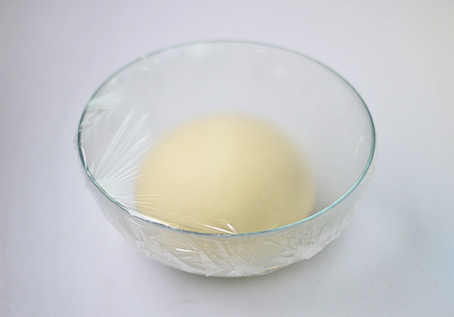 脆底鲜肉包,<a style='color:red;display:inline-block;' href='/shicai/ 551'>自发粉</a>用温水和匀揉成光滑的面团,盖上保鲜膜发酵60-90分钟左右(冬天温度太低可以放在温水盆中;夏天温度高要缩短至30分钟)