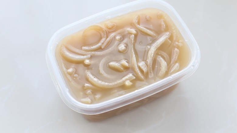 猪皮冻,将煮好的肉皮倒入保鲜盒中,晾凉后放入冰箱冷藏