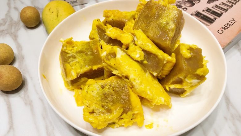 新年健康快手早餐之day2:滑蛋年糕配牛奶水果,金灿灿、红艳艳,喜庆的颜色,甜美的滋味!应景的很!