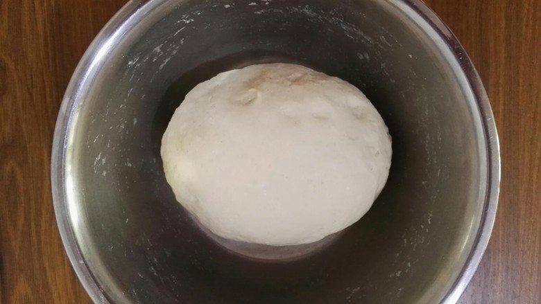 鸡蛋韭菜盒,面粉中加热水,水的温度大约在80度左右,将面粉和成软一些的面团,盖上湿布醒面。