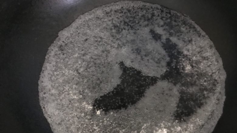 凉拌豆腐皮,锅里加水煮开