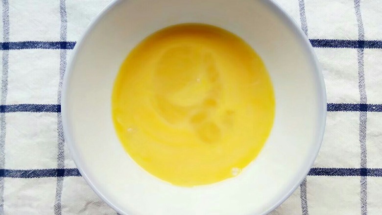 裙带菜鸡蛋汤,鸡蛋搅拌均匀
