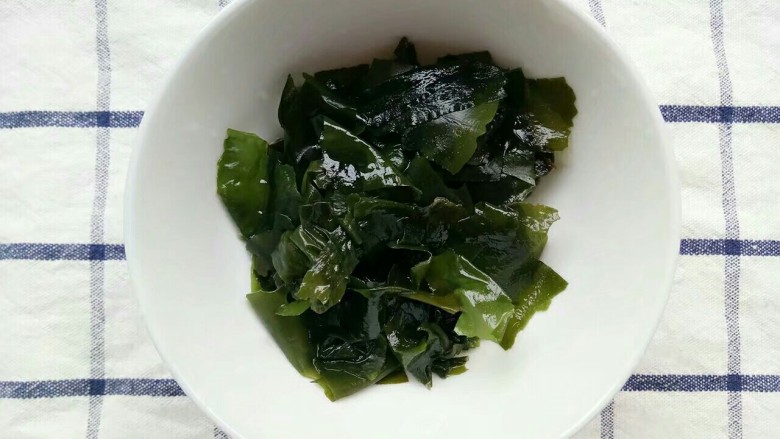 裙带菜鸡蛋汤,泡发好再用清水洗一次