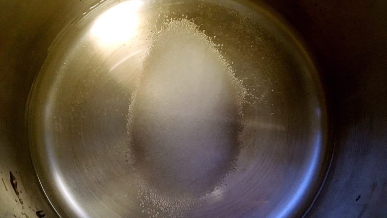 三色堇鲜花慕斯蛋糕(6寸),清水加砂糖小火加热至砂糖融化,放一旁降温