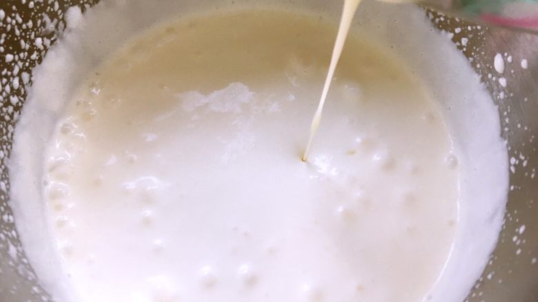 三色堇鲜花慕斯蛋糕(6寸),一点点加入搅拌均匀的酸奶糊