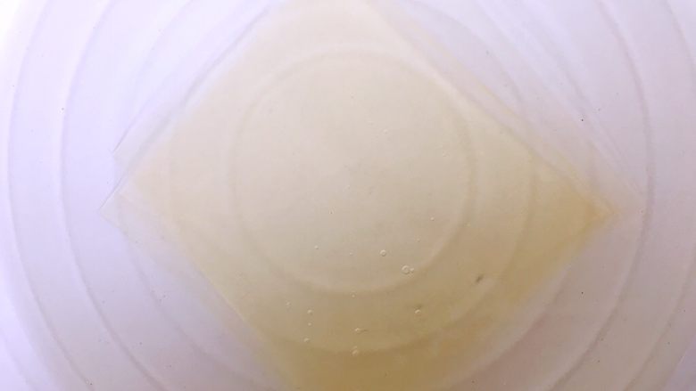 三色堇鲜花慕斯蛋糕(6寸),先做慕斯糊,取一片吉利丁用冷水泡软