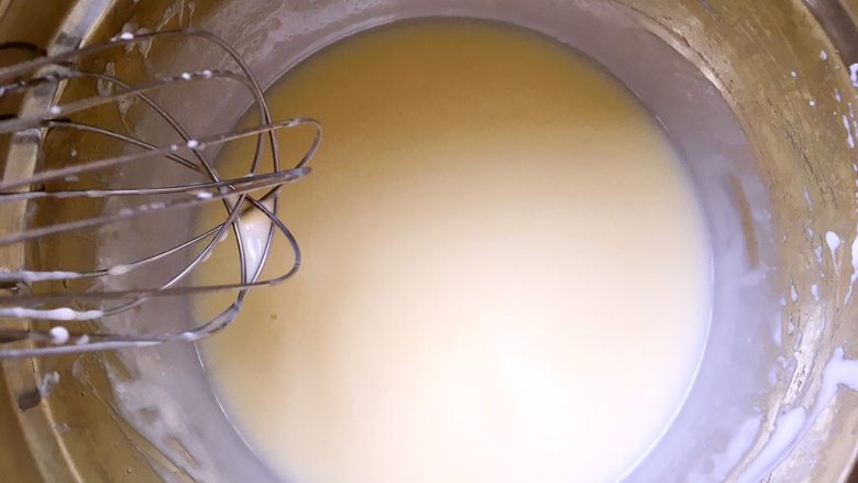 三色堇鲜花慕斯蛋糕(6寸),之后加入稠酸奶搅拌均匀