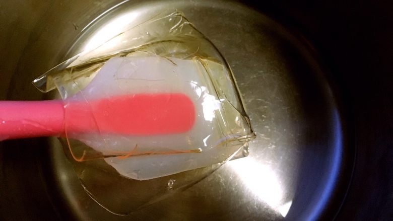 三色堇鲜花慕斯蛋糕(6寸),降至不烫手时加入泡软的吉利丁片,搅拌均匀,放一旁凉透