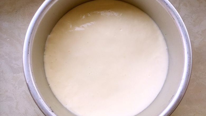 三色堇鲜花慕斯蛋糕(6寸),模具底铺油纸或者包裹上锡纸,倒入搅拌均匀的慕斯糊,入冰箱冷藏1个半小时