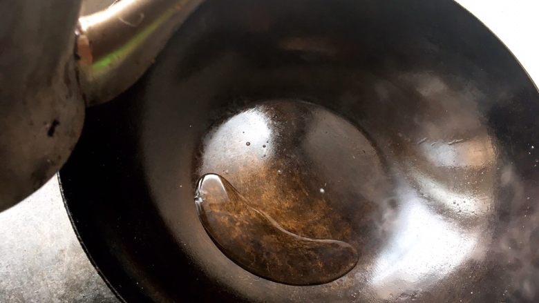 五花扣肉,锅里倒少许油,准备超糖,给肉上色
