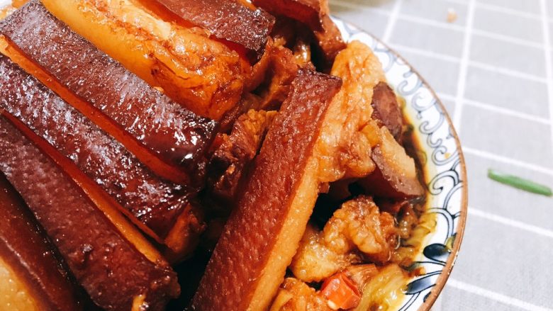 五花扣肉,这样蒸出来的五花肉颜色好看,白菜打底也可以解油腻,没有额外用油,五花肉本身的油脂也都蒸出来了!肥而不腻,非常软糯!