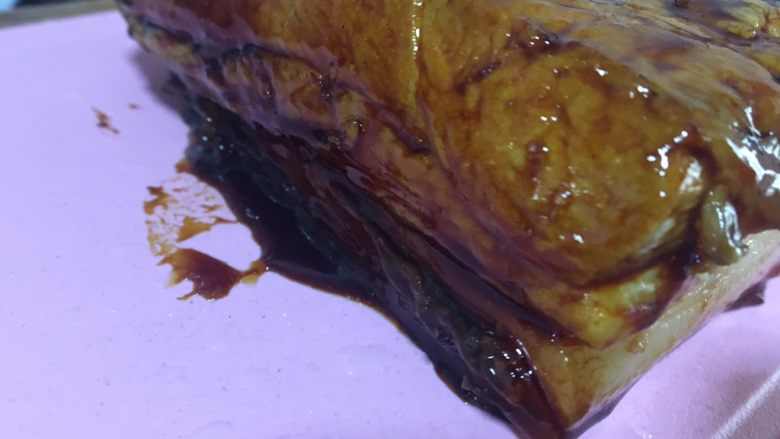 五花扣肉,拿出来凉了之后切成块!
我太着急了,热的烫手切的,导致切的薄厚不均匀,不是很好看