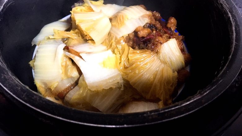 五花扣肉,上过蒸制,我用的电压力锅,用明火蒸大概三十分钟