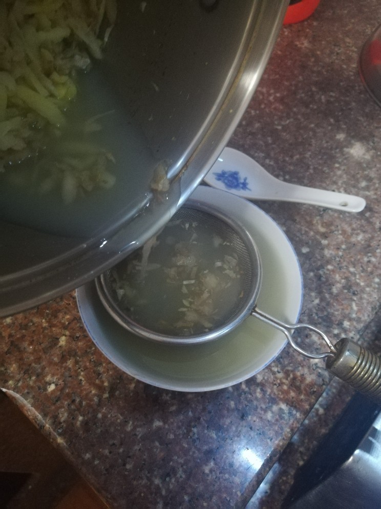 红糖姜汁软糖,过滤掉渣,最好把姜汁都挤出来