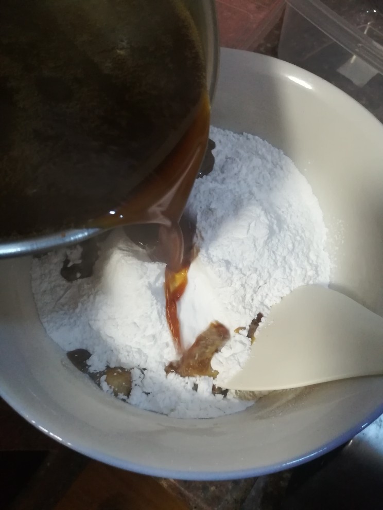 红糖姜汁软糖,把红糖水加入到糯米粉里,搅拌均匀