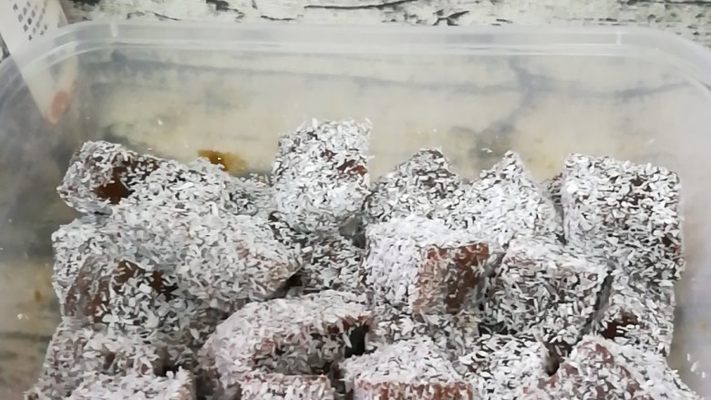 红糖姜汁软糖,全部切好,使每颗姜糖都粘上椰蓉