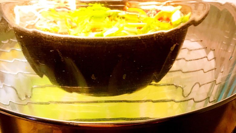 经光波烘焙的韩式部队火锅,烘焙5分钟,使鸡蛋等食材接受光波烘焙获得鲜嫩口感。