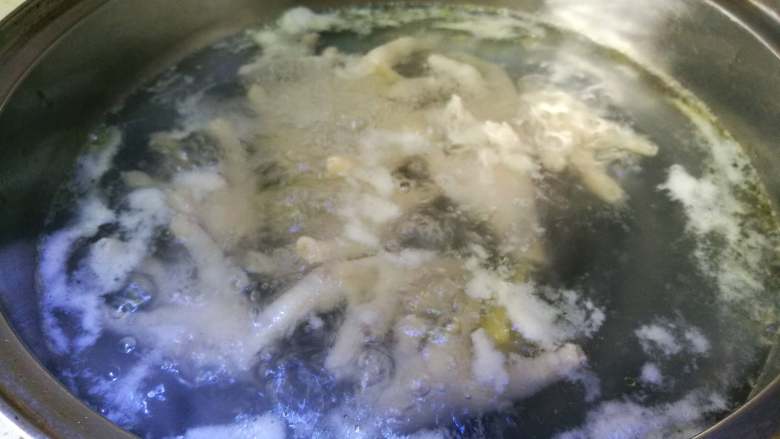 豆豉蒸凤爪,大火烧开,煮3分钟。