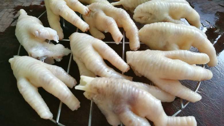 豆豉蒸凤爪,把鸡爪捞出,洗干净,晾干水。