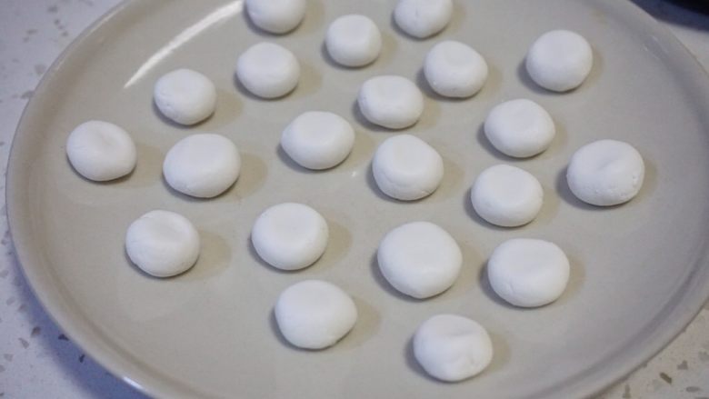 软软糯糯油汤圆,把糯米团揪成大致相同的小团子,搓圆微微按扁,为了下一步的煎丸子做准备。我做的大概围棋子那么大小。