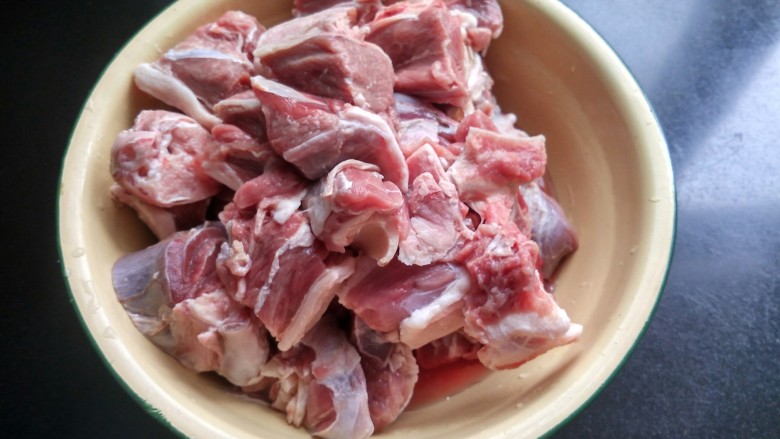 年菜 红红火火过大年&白萝卜猪血炖羊肉,准备<a style='color:red;display:inline-block;' href='/shicai/ 10245'>羊腿肉</a>,提前泡出血水洗净。
