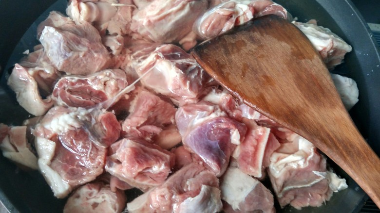 年菜 红红火火过大年&白萝卜猪血炖羊肉,羊肉冷水下锅,焯水。