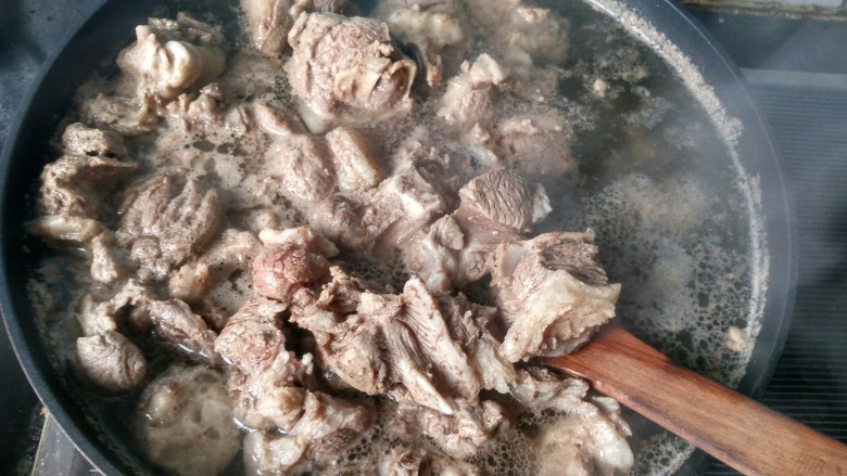 年菜 红红火火过大年&白萝卜猪血炖羊肉,水开后捞出备用。