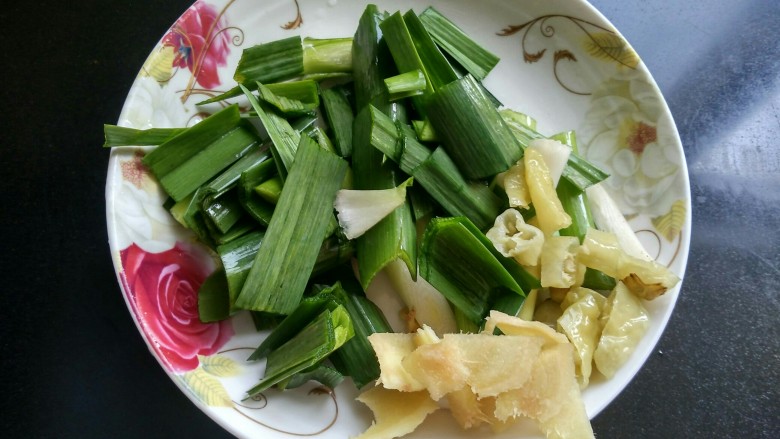 年菜 红红火火过大年&白萝卜猪血炖羊肉,大蒜苗切段,小米椒切碎,另一块生姜切片备用。