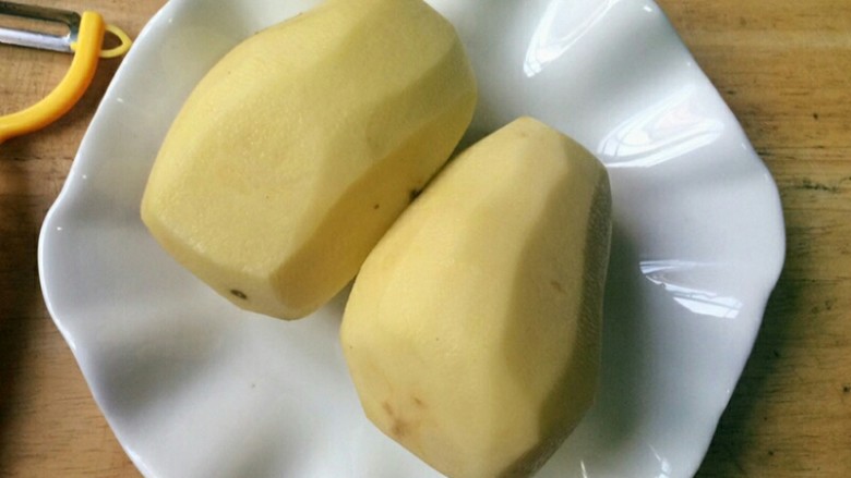 荤素搭配鸭肉炖土豆,炖鸭肉的时间,把<a style='color:red;display:inline-block;' href='/shicai/ 23'>土豆</a>去干净皮