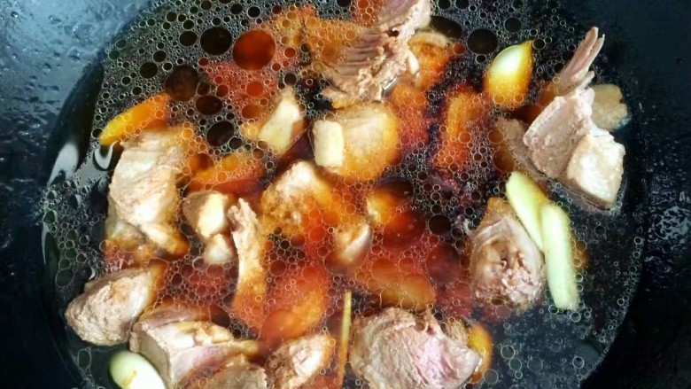荤素搭配鸭肉炖土豆,加入适量水,没过鸭肉,大火烧开,转小火炖